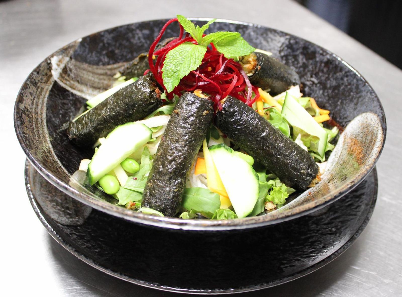 Nem Nori — Knusprige Nori-Röllchen auf Salat mit Edamame