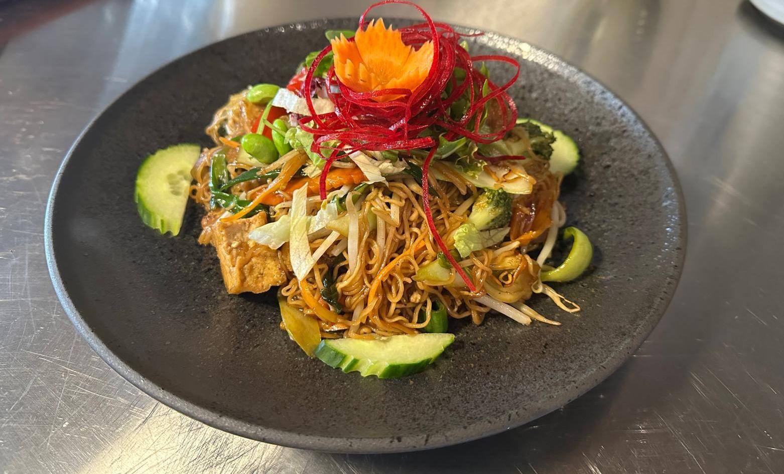 Mì Xào Chay — Gebratene Eiernudeln mit Tofu und Gemüse