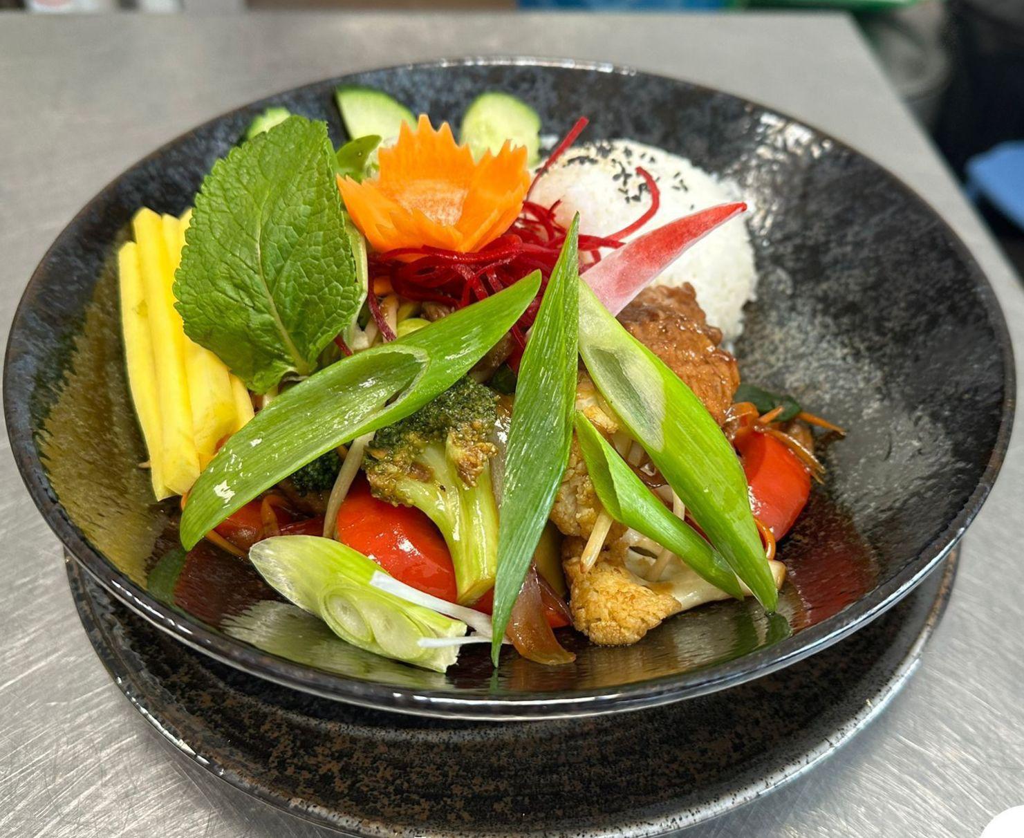 Wok Royal — Gebratenes Gemüse mit Reis und frischen Kräutern