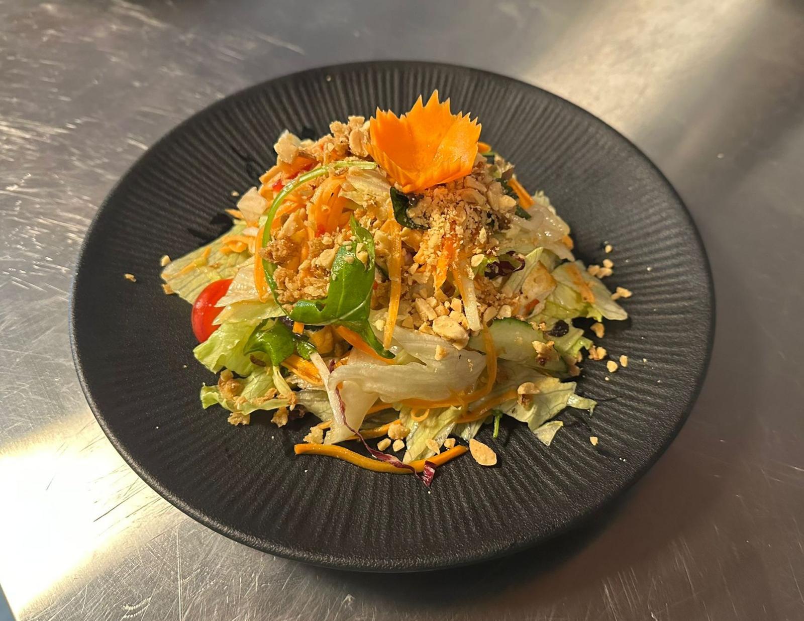 Goi Chay — Vietnamesischer Salat mit Erdnüssen und Kräutern