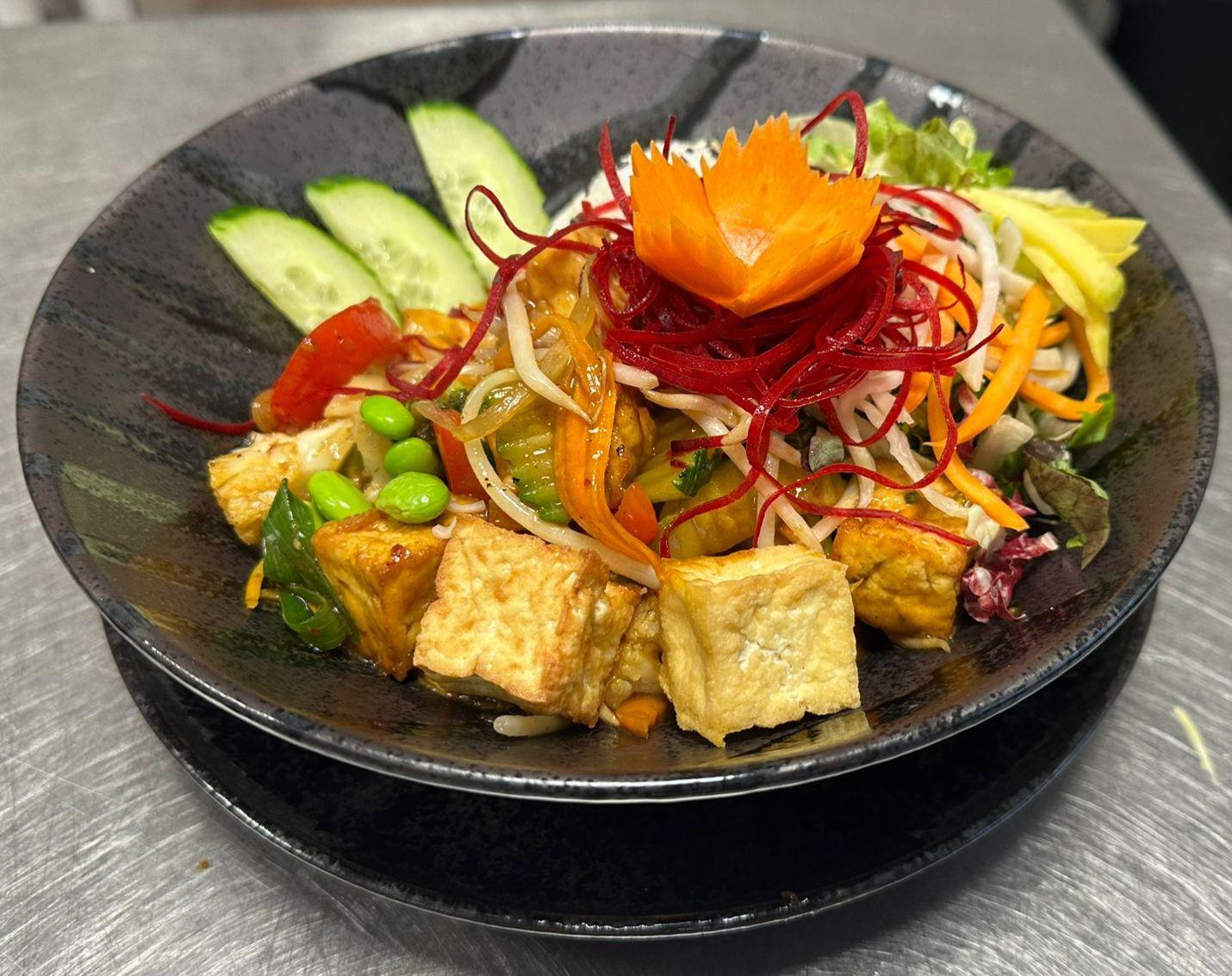 Tofu Saigon — Gebratener Tofu mit Gemüse, Edamame und Reis